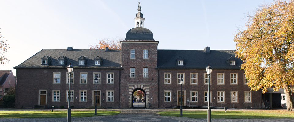 Das Hauptgebäude vom Wasserschloss aus gesehen