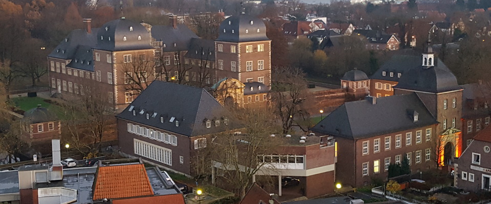 AG Schloss von oben groß