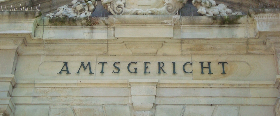 Schriftzug Amtsgericht auf Sandsteinportal